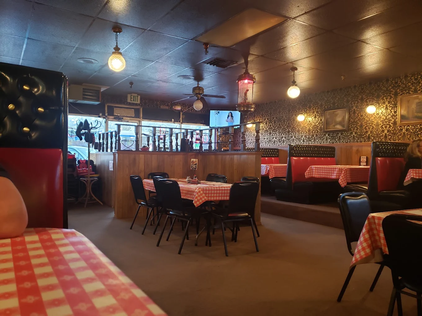 Inside Muldoon Pizza — booths with red leather, gingham tablecloths, vintage pendant lights